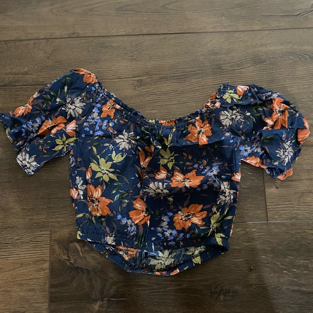 Size small floral top